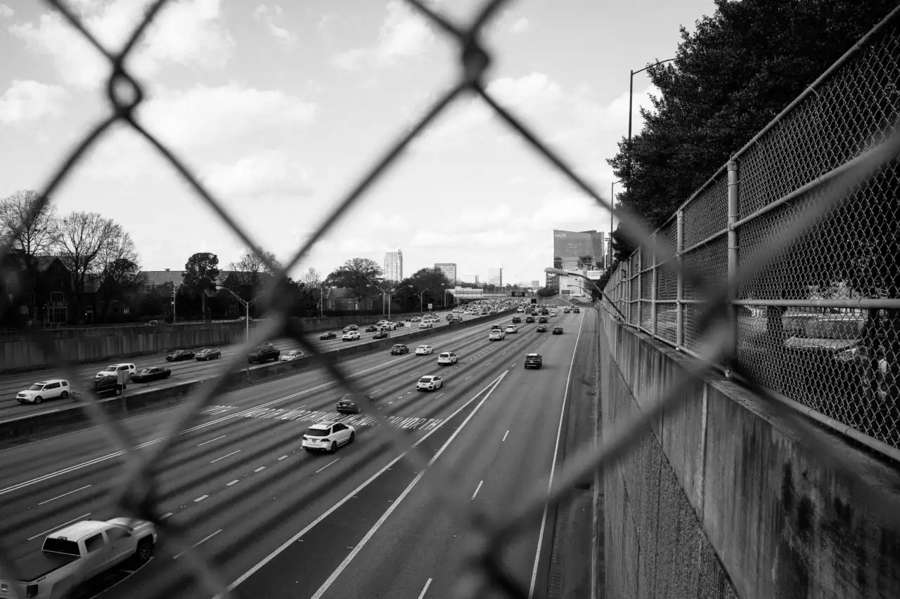 公路铁路隔离栅选型要点:华奔护栏网与建筑网片技术指标详解
