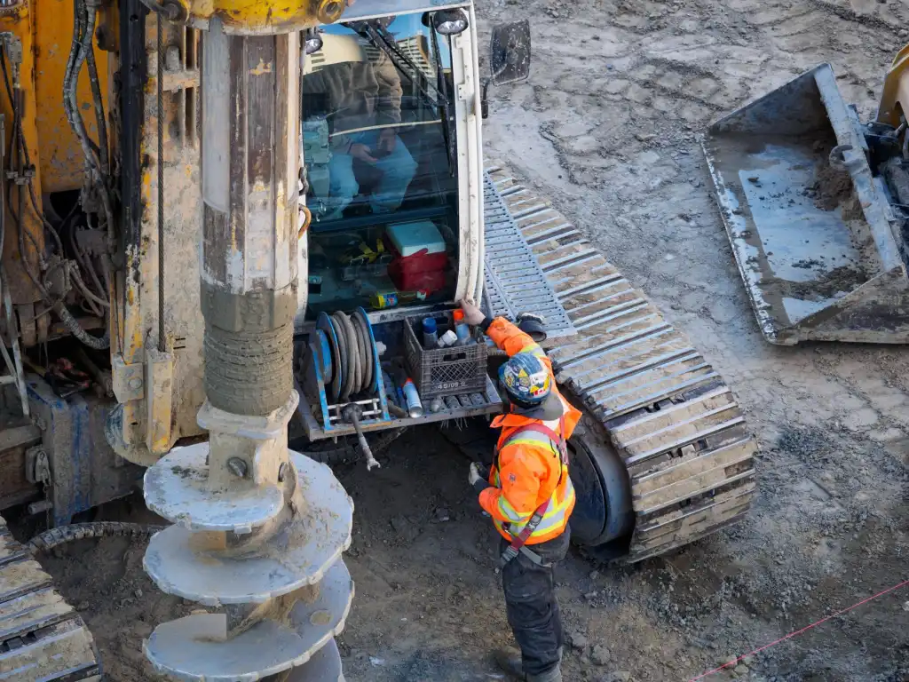 公路护栏网与隔离栅选型对比:镀锌与PVC喷涂工艺差异解析正文配图 1